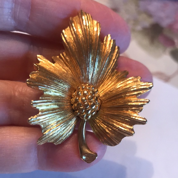 MONET SIGNED VINTAGE BROOCH - Picture 9 of 16